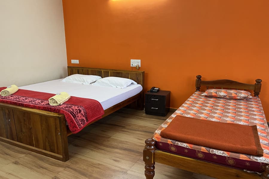 resorts in gokarna om beach road